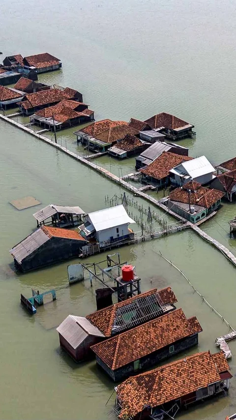 FOTO: Timbulsloko Bertahan di Tengah Rob yang Tak Kunjung Surut