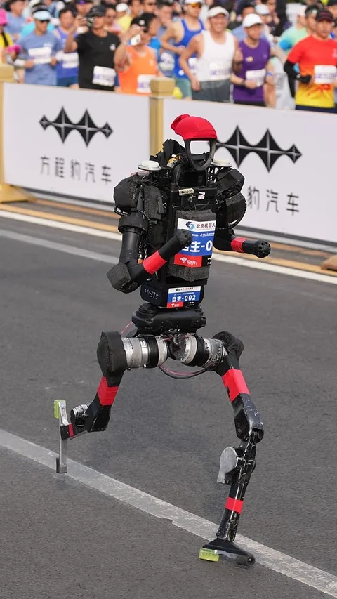 FOTO: Robot Humanoid Berlomba di Half Marathon Beijing