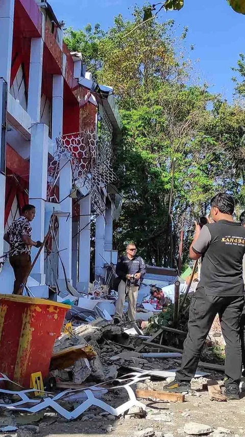 FOTO: Gempa Dahsyat 7,6 M Guncang Sulawesi Utara Warga Panik dan Bangunan Rusak