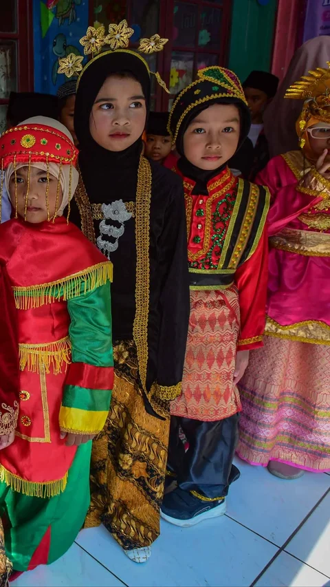 FOTO: Antusias Murid TK Tampil dalam Pergelaran Busana Tradisional Hari Kartini