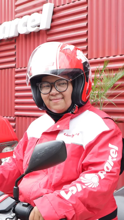 Kartini Masa Kini di Jalanan: Kisah Kurir Perempuan Lion Parcel Menaklukkan Tantangan