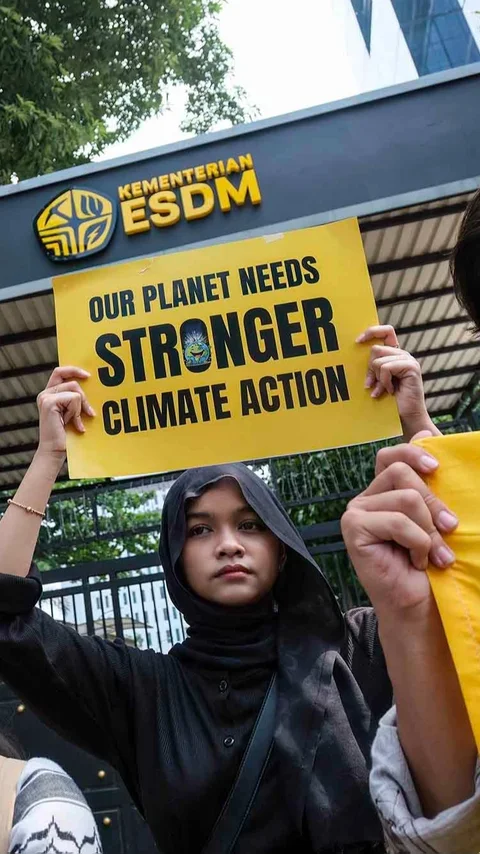 FOTO: Demo Hari Bumi Soroti Transisi Energi Nasional