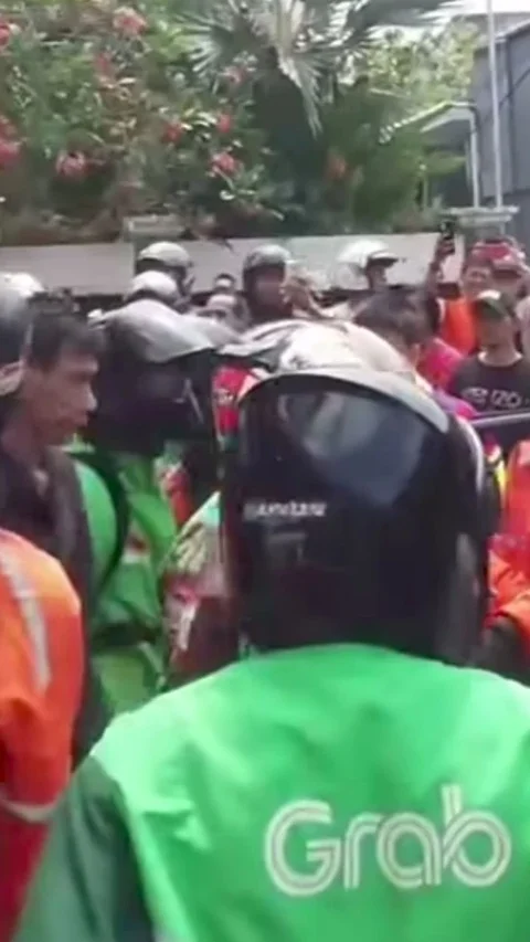Aniaya Driver Perempuan, Pria di Makassar Digeruduk Ojol