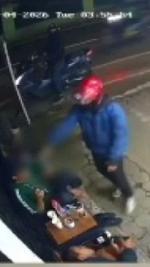 Detik-Detik Begal Bersenpi di Bandung Tembak Kepala Korban, Aksinya Terekam CCTV