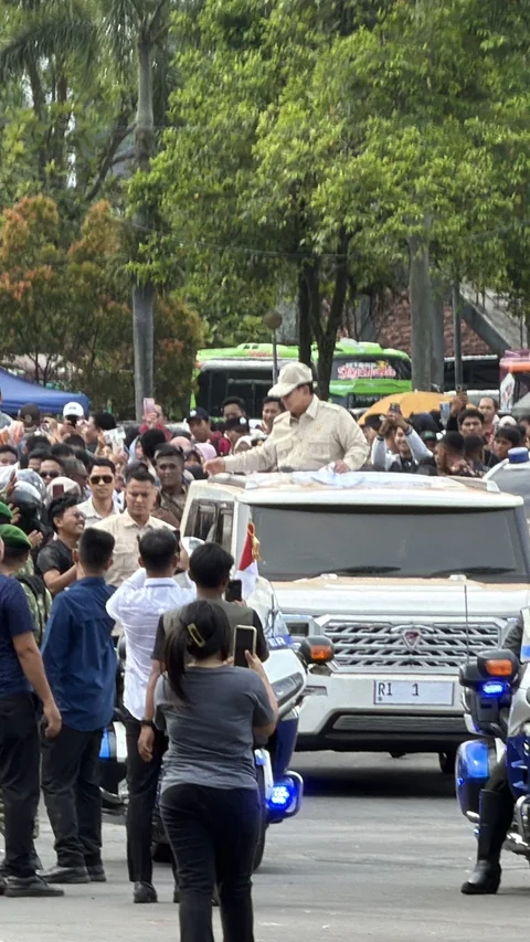 Momen Prabowo Pulang Kampung ke Banyumas, Bagi-Bagi Kaos hingga Ziarah ke Makam Kakek