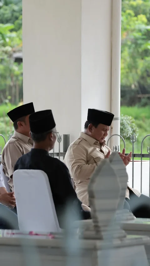 Momen Prabowo Ziarah ke Makam Kakeknya Margono Djojohadikusumo di Banyumas