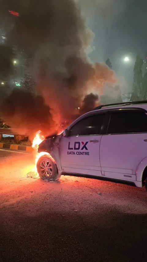Mobil Terios Terbakar di Tol Dalam Kota, Bikin Panik di Tengah Macet