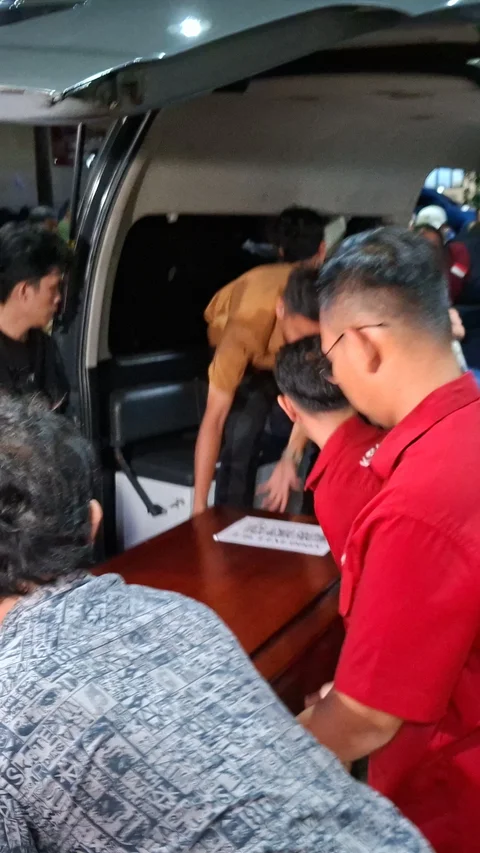 Momen Tangisan Keluarga Pecah hingga Hampir Pingsan saat Penyerahan Jenazah Korban Tragedi Bekasi