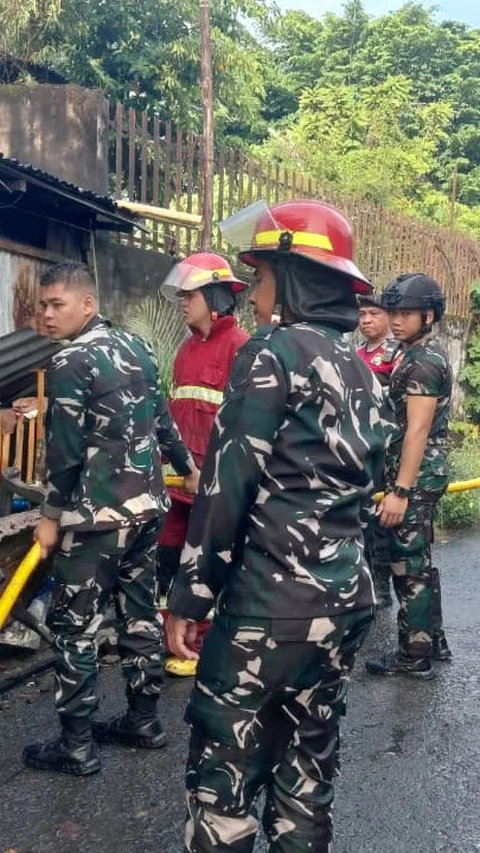 Momen Prajurit TNI AL Padamkan Kebakaran Pemukiman Warga di Manado