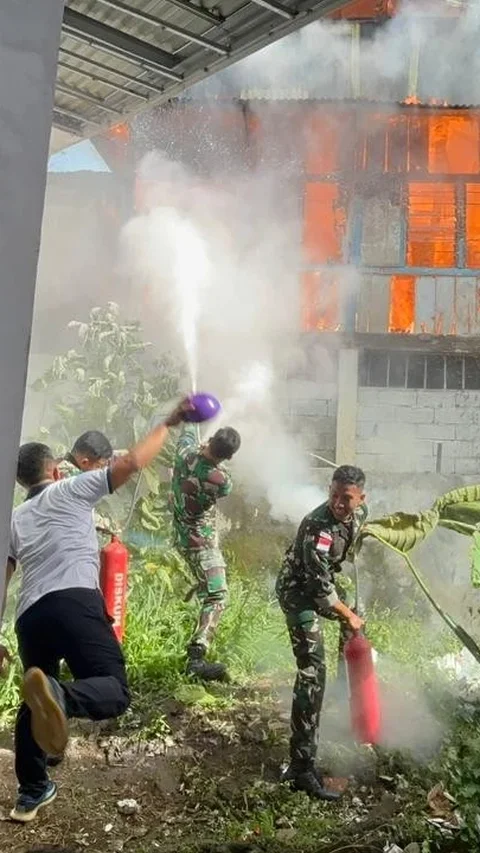 FOTO: Prajurit TNI AL Bantu Pemadaman Kebakaran Permukiman di Manado