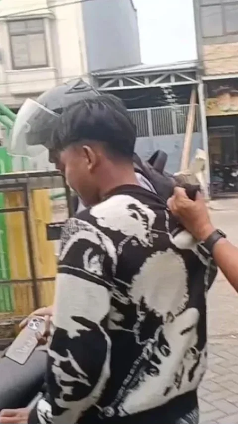 Anggota Geng Motor Ketinggalan Temannya Kabur Usai Serang Pelajar, Dikepung Warga Diberi 'Salam Olahraga'