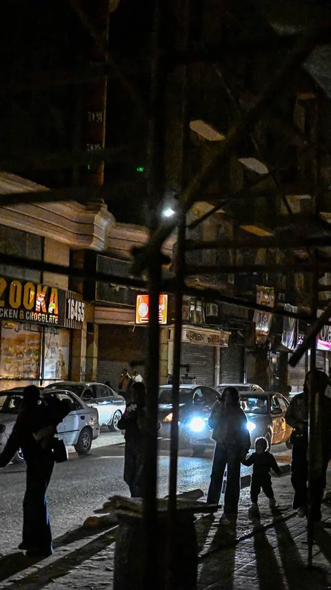 FOTO: Kairo Terapkan Jam Malam di Tengah Krisis Energi