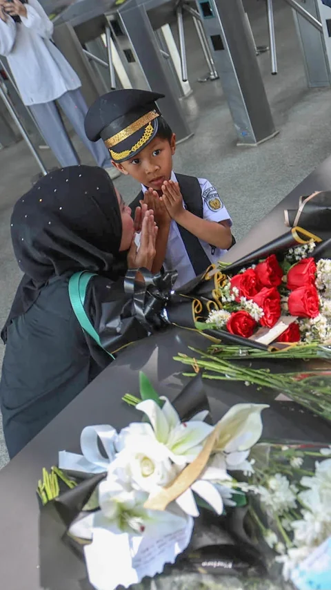 FOTO: Karangan Bunga Berjejer di Stasiun Bekasi Timur Pasca Kecelakaan Kereta