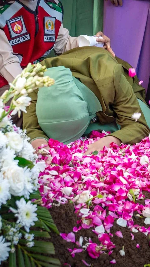 FOTO: Air Mata Keluarga Iringi Pemakaman Prajurit Penjaga Perdamaian