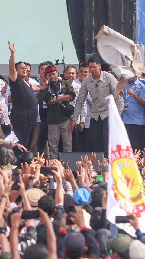 FOTO: Aksi Presiden Prabowo Lepas Baju  dan Membagikannya pada May Day 2026