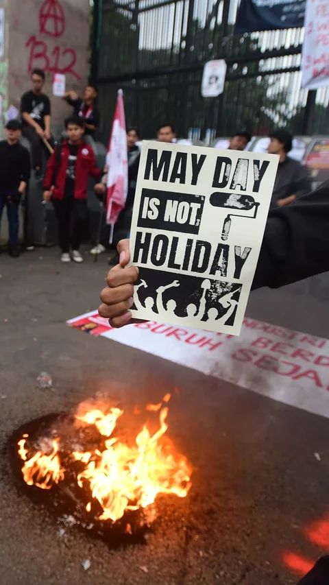 FOTO: Buruh  dan Mahasiswa Gelar Aksi May Day di Depan Gedung DPR