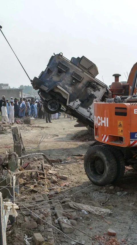 FOTO: Bom Mobil Guncang Pos Polisi di Pakistan