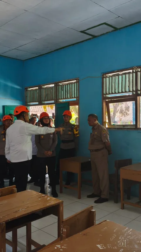 Atap Sekolah di Sragen Ambruk Hingga 8 Siswa Luka, Dibangun di Zaman Soeharto Terakhir Direnovasi Awal Reformasi,