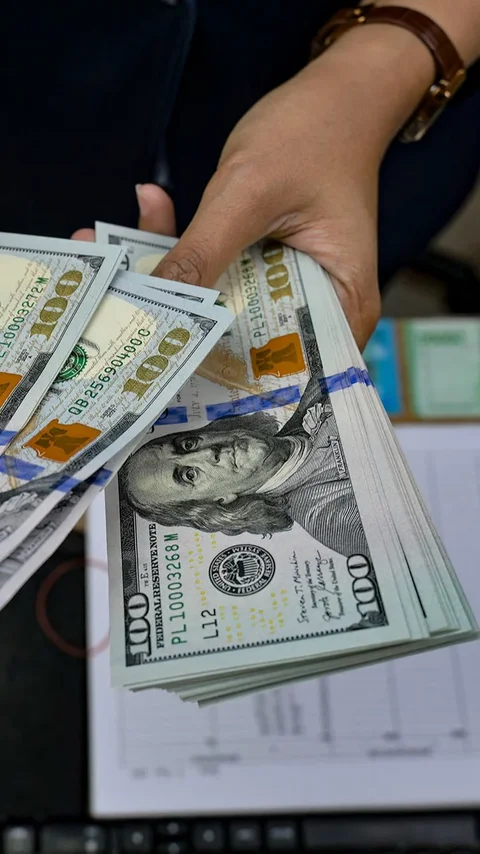 FOTO: Rupiah Tembus Rp17.500 per Dolar AS