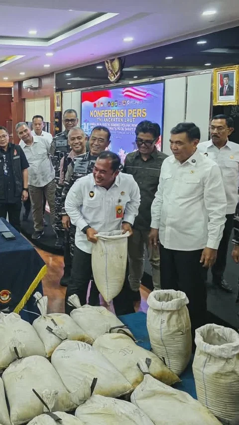 FOTO: TNI AL Gagalkan Distribusi Ilegal Pasir Timah di PIK 2