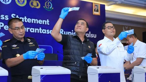FOTO: Bareskrim dan Bank Indonesia Musnahkan Ratusan Ribu Lembar Uang Palsu