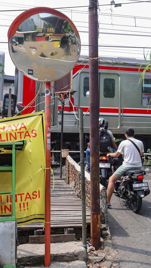 FOTO: Perlintasan Liar Tebet Ditutup Demi Keselamatan Warga