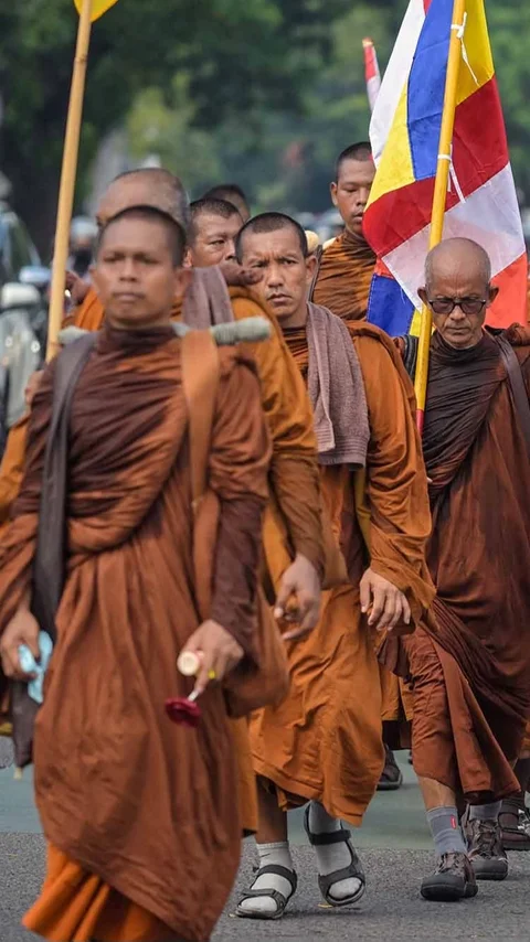 FOTO: Biksu Empat Negara Jalan Kaki Menuju Borobudur Suarakan Perdamaian
