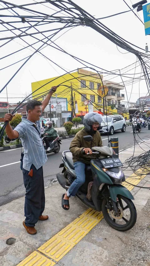 FOTO: Penertiban Kabel Udara di  Depok
