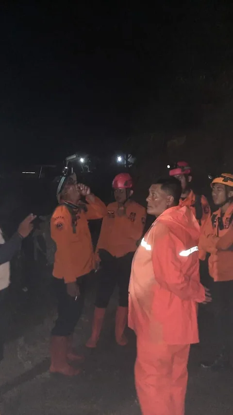 Longsor di Curug Cileat Subang, 2 Wisatawan Asal Cikampek dan Kawarang Hilang Diduga Tertimbun