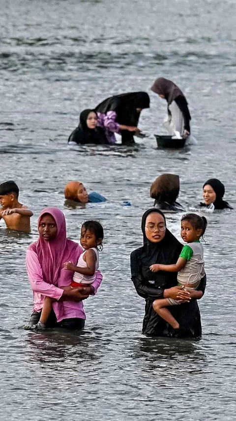 FOTO: Berburu Kerang Jadi Aktivitas Favorit Warga Banda Aceh Saat Libur Panjang