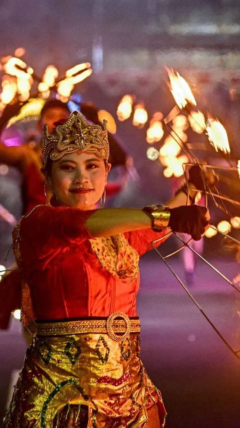 FOTO: Surabaya Vaganza 2026 Hadirkan Parade Lampu  Hias dan Atraksi Penari Api
