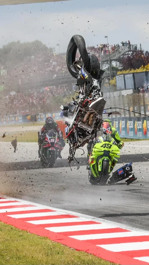 FOTO: Detik Detik Alex Marquez Terlempar dalam Kecelakaan Horor MotoGP Catalunya 2026