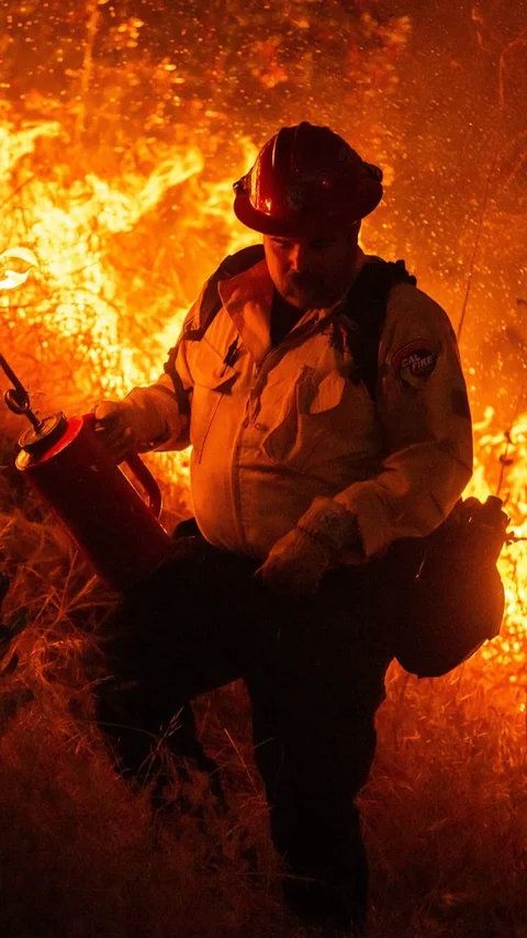 FOTO: Kebakaran Sandy Meluas Ribuan Warga Dievakuasi di California