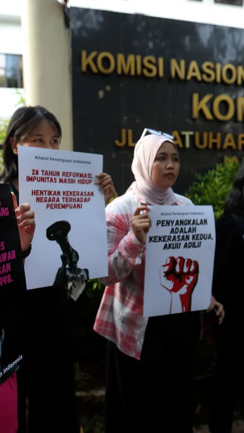 FOTO: Demo API Gaungkan Perlindungan Hak Perempuan di Komnas HAM