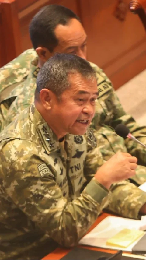 FOTO: Kasad Maruli Bahas Kesiapan Pertahanan Nasional di DPR