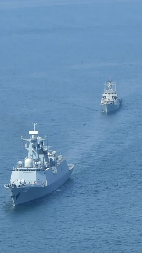 FOTO: TNI AL dan Pakistan Navy Gelar Latihan Tempur Bersama di Laut Jawa