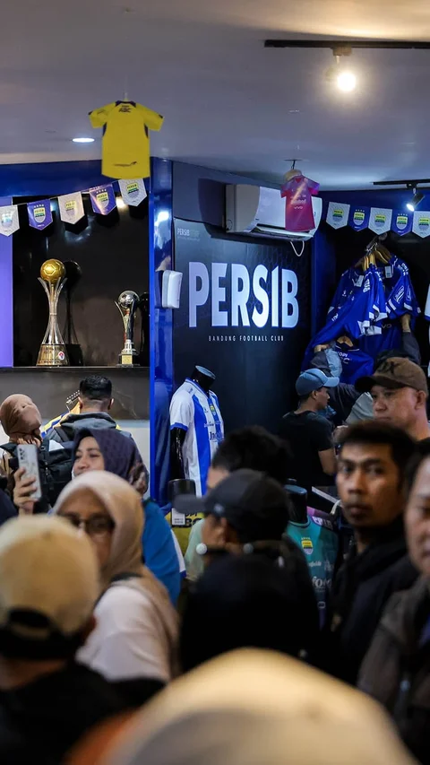 FOTO: Bobotoh Padati Persib Store Jelang Laga Penentu Juara