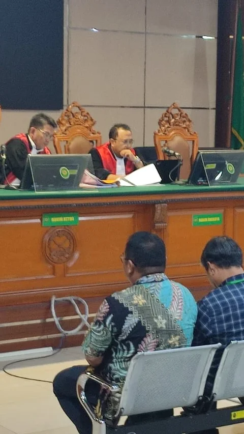 Sidang Korupsi Bupati Bekasi, Kadis Akui Serahkan Rp500 Juta dari Sarjan ke Ayah Ade Kuswara Kunang Demi Jabatan