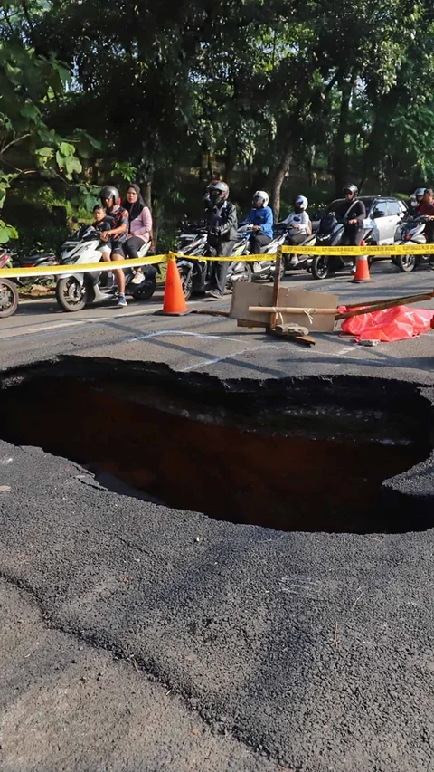FOTO: Jalan Amblas Lenteng Agung Bikin Kemacetan Lalu Lintas