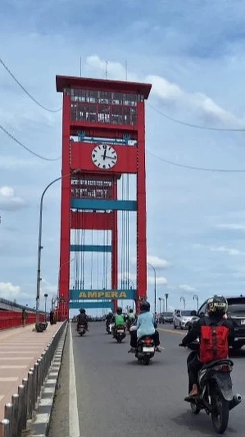 Viral 2 Bocah Santai Hirup Aibon di Jembatan Ampera, Ini Respons Wali Kota Palembang dan Polisi