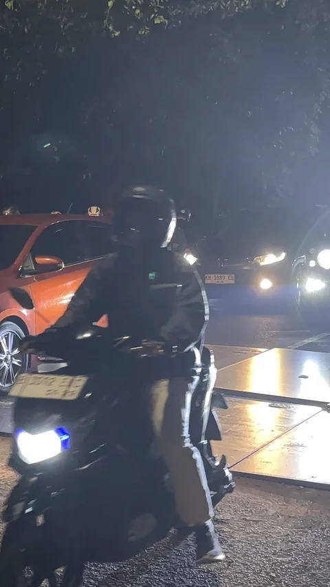 Sempat Macet Parah, Lalu Lintas Lenteng Agung Mulai Normal Usai Jalan Ambles Ditutup Plat Besi