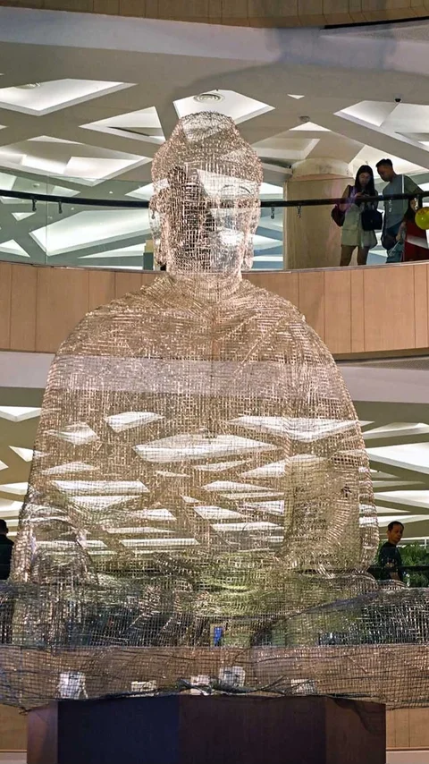 FOTO: Ribuan Anyaman Kawat Bentuk Rupang Buddha Transparan di Surabaya