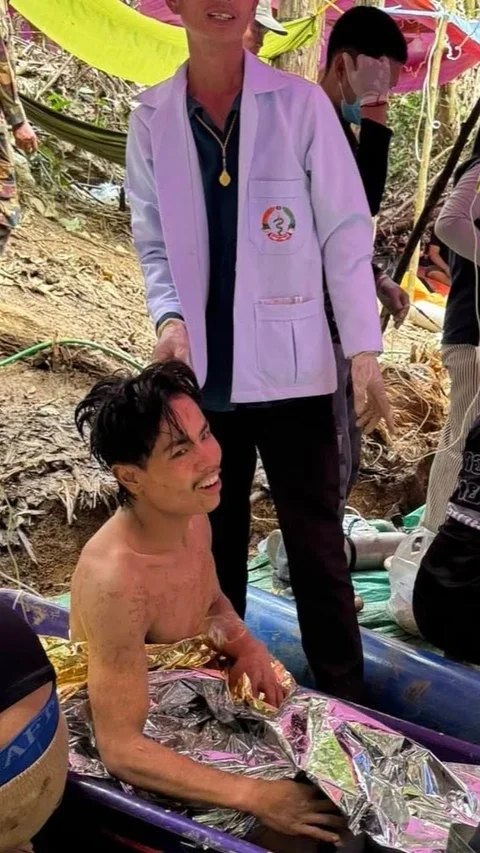 FOTO: Bertahan 10 Hari di Gua Terendam,  Empat Pria Laos Berhasil Dievakuasi