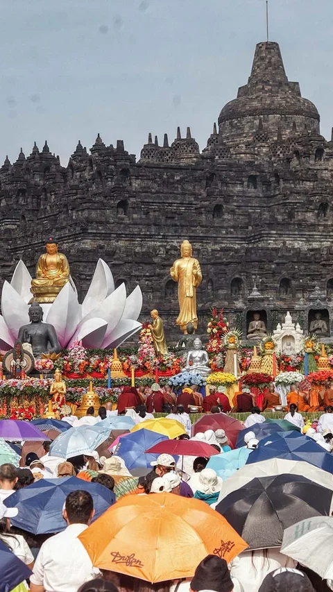 FOTO: Ribuan Umat Buddha Hadiri Puncak  Perayaan Waisak di Candi Borobudur
