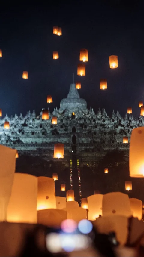 FOTO: Ribuan Lampion Terangi Langit Borobudur pada Puncak Waisak 2570 BE