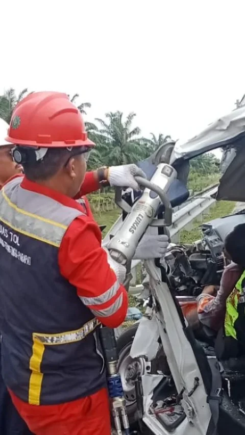 Sopir Hilang Konsentrasi, Ambulans Tabrak Truk di Tol Kutepat Tebing Tinggi–Indrapura Hingga 2 Orang Tewas