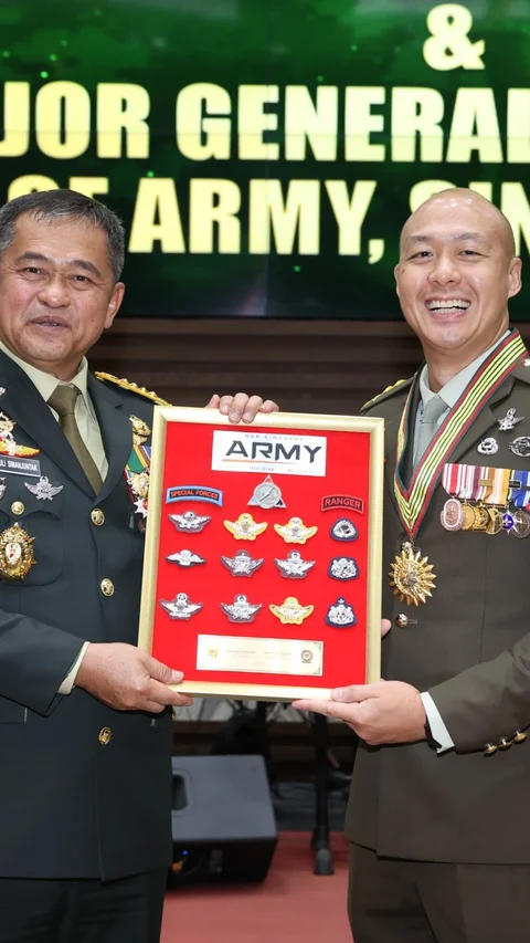 Terima Kunjungan Kasad Singapura, Kasad Maruli Simanjuntak Anugerahkan Bintang Utama Kartika Eka Paksi