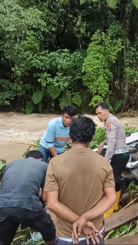 Longsor di Tapanuli Utara Seret Mobil ke Sungai, Tiga Orang Tewas