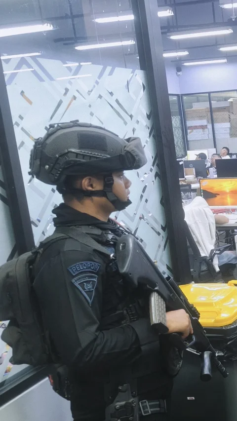 Polisi Gerebek Judi Online Internasional di Gedung Hayam Wuruk Jakbar, Brimob Bersenjata Lengkap Dikerahkan