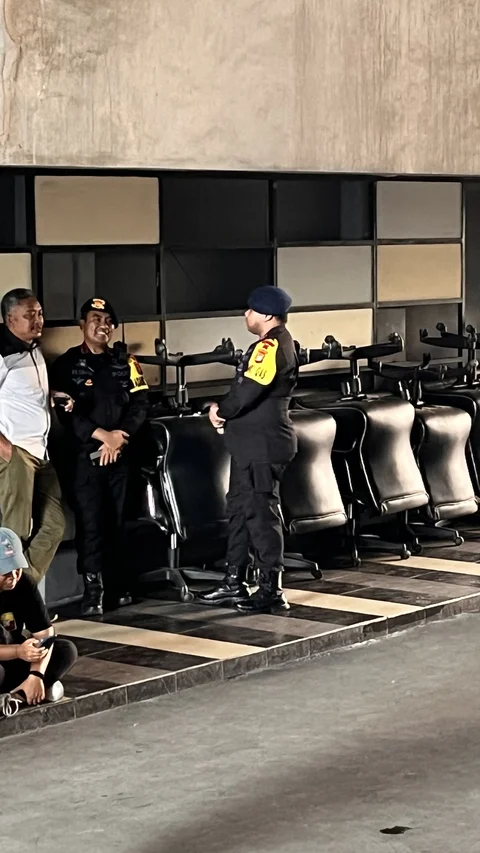 Dijaga Ketat Brimob, ini Penampakan Terbaru Penggerebekan Judi Online Internasional di Hayam Wuruk Jakbar